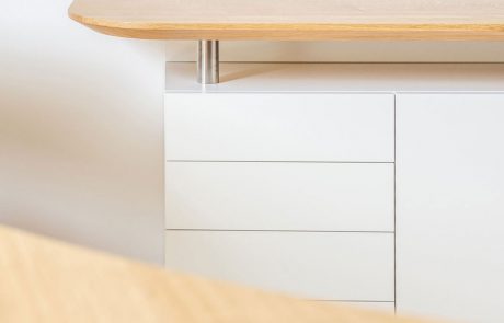 Sideboard in weiß mit Holz als obere Ablagefläche