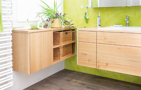 Holzmöbel für das Badezimmer als Unterschrank und Sideboard das freischwebend ist mit verstecktem Wäschekorb