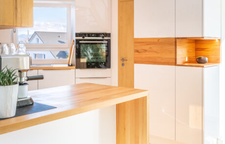 Moderne Küche vom Schreiner mit Möbel aus Holz