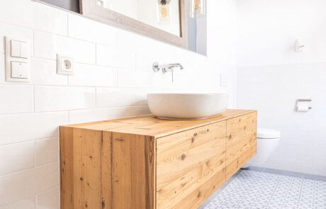 Stilvolles Bad Gäste WC mit frei schwebendem Unterschrank Hängeschrank aus Altholz Freiburg edle Fliesen