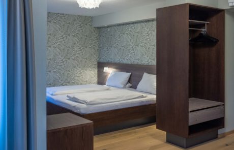 schickes Bett aus Holz nach Maß mit schöner Maserung und natürlichem Aussehen Look n Feel mit dunklem Holz