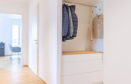 Moderne Garderobe in weiß in moderner Wohnung für einen hellen Raum vom Schreiner Maßanfertigung