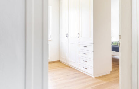 Raumkonzept vom Schreiner für Möbel nach Maß Wandschrank im Schlafzimmer als Raumteiler