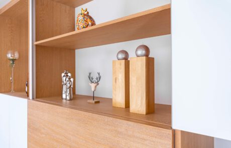 Wohnwand im Wohnzimmer mit TV Regal und Schiebetüren Schiebeelementen bewegliche Elemente