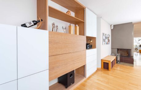 Wohnwand im Wohnzimmer mit TV Regal und Schiebetüren Schiebeelementen bewegliche Elemente