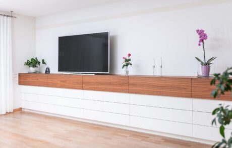 Sideboard für Wohnzimmer statt Wohnschrank mit weißen Schubladen und Echtholz Funier in Kombination für modernen aber schlichten Look und Stil