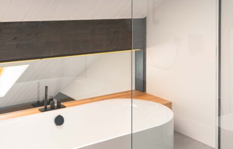 Schreinerei die Badsanierungen macht für individuelle Lösungen und Problemstellungen Bade im kleinem Raum modern mit Stein und Holz