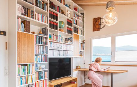 Individuelles Regal Bücherregal von der Schreinerei dem Schreiner mit Raumhöhe bis unter die Decke, ein sehr hohes Regal im Wohnzimmer oder Homeoffice