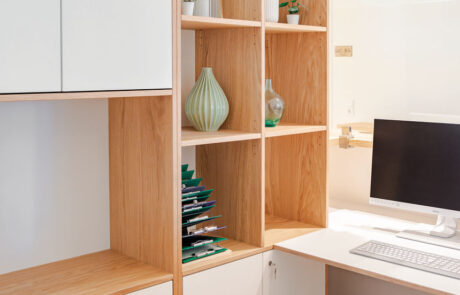 hochwertiges Regelsystem an der Empfangstheke aus Holz und mit LED Beleuchtung mit Schreibtisch nach Maß gebaut von der Möbelwerkstatt und Schreinerei Häring, Meister-Schreiner und Planungsbüro
